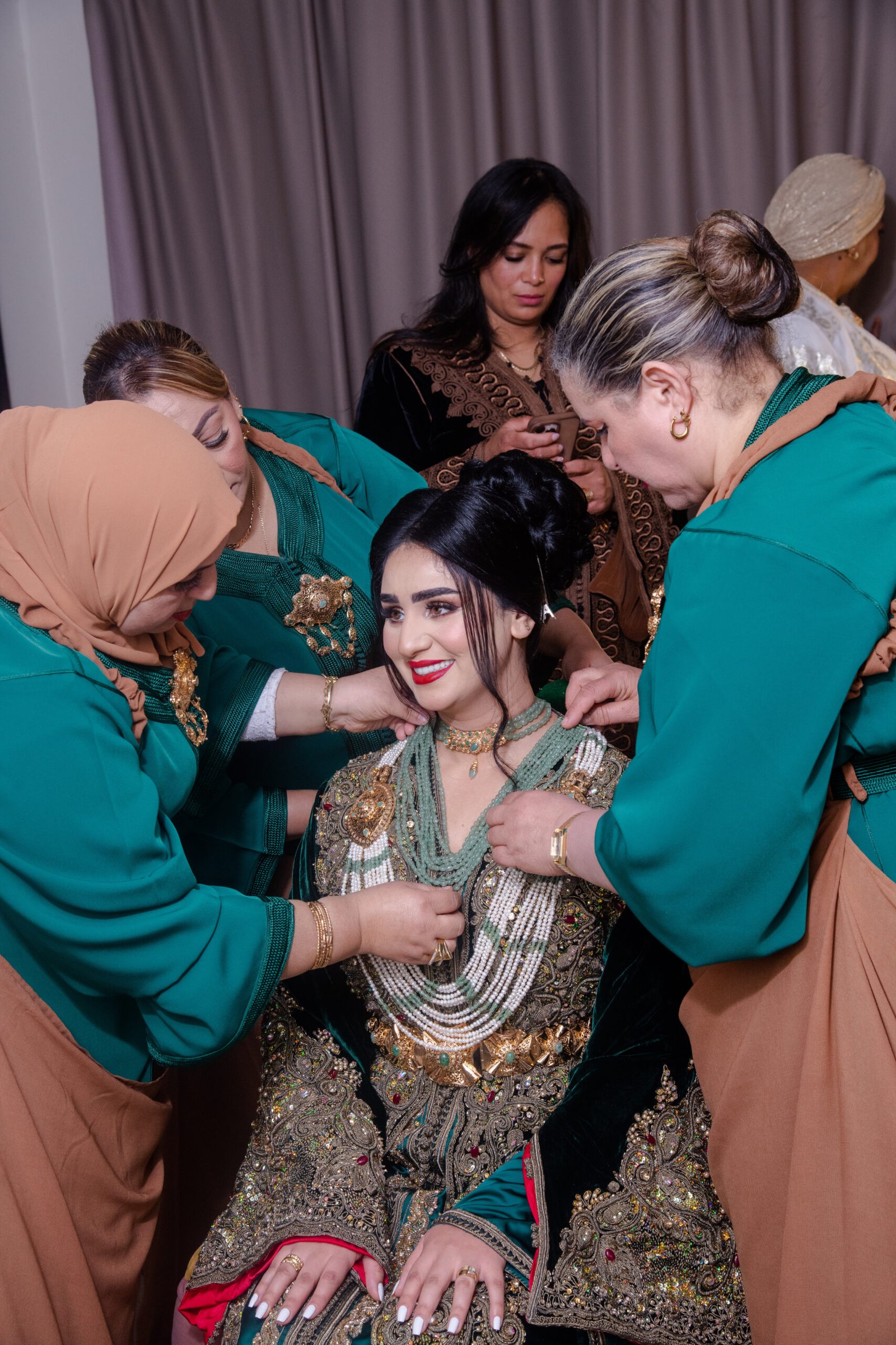 Moroccan Negafa bridal preparation